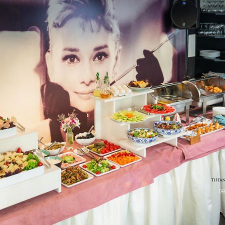 리버 사이드 호텔 츠빌리시 트빌리시 외부 사진 A buffet