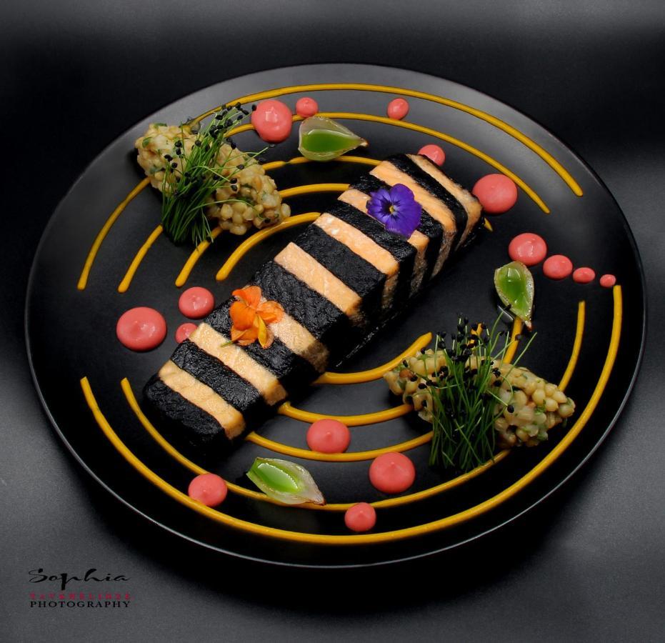 리버 사이드 호텔 츠빌리시 트빌리시 외부 사진 A sushi cake
