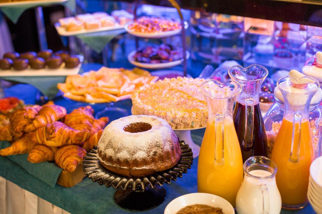 리버 사이드 호텔 츠빌리시 트빌리시 외부 사진 A selection of breakfast items