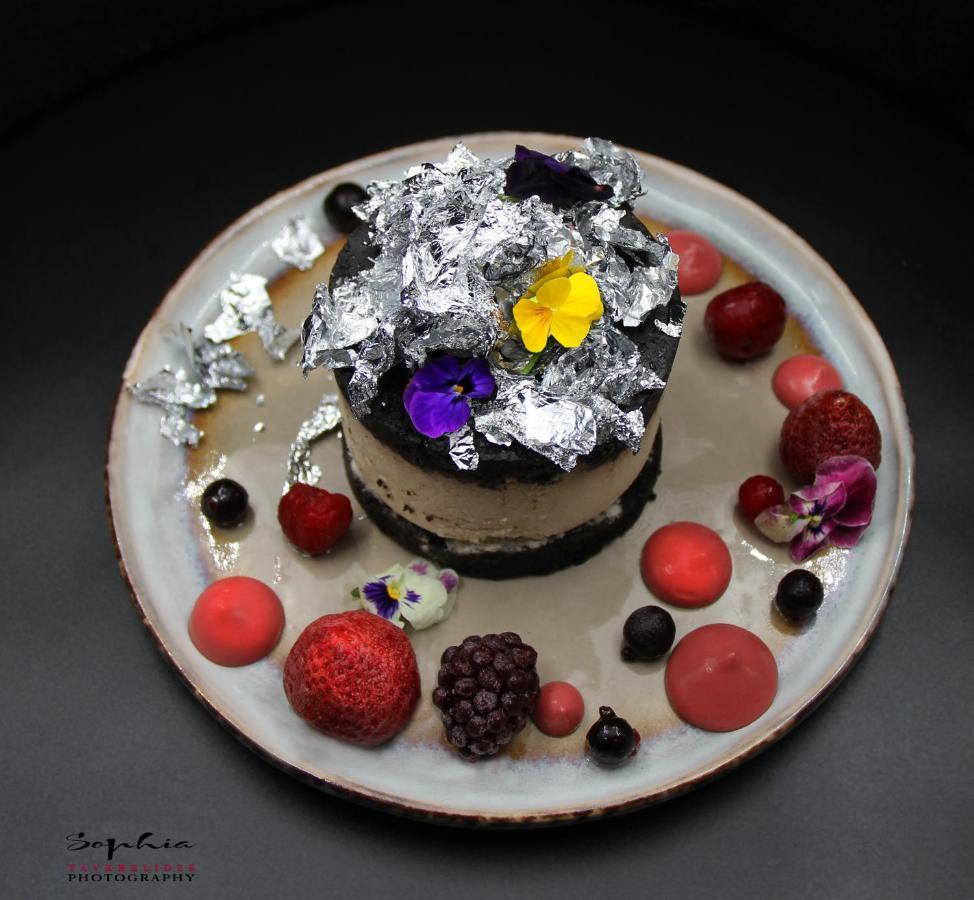 리버 사이드 호텔 츠빌리시 트빌리시 외부 사진 A chocolate cake with edible silver leaf