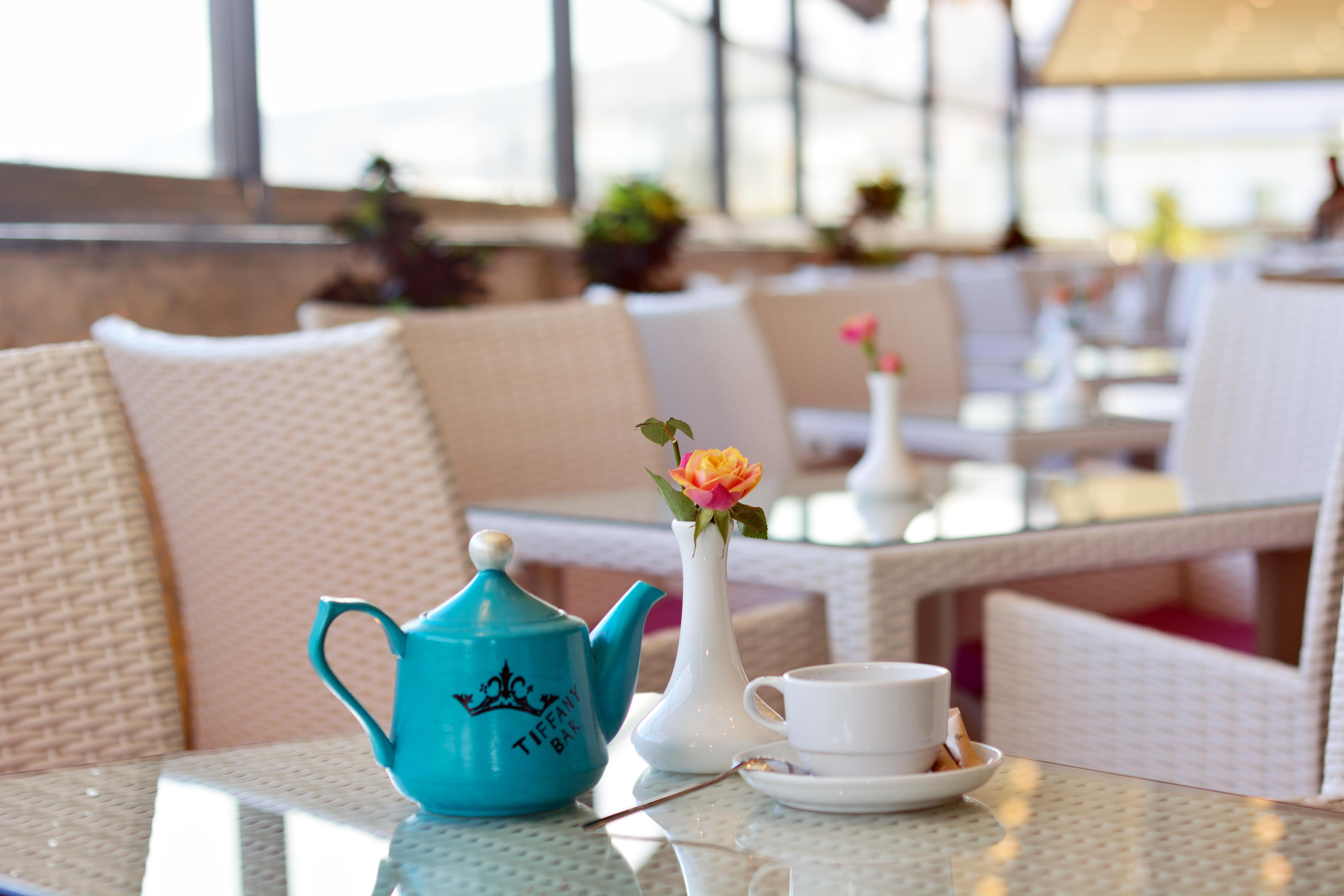 리버 사이드 호텔 츠빌리시 트빌리시 외부 사진 Tea time at the hotel