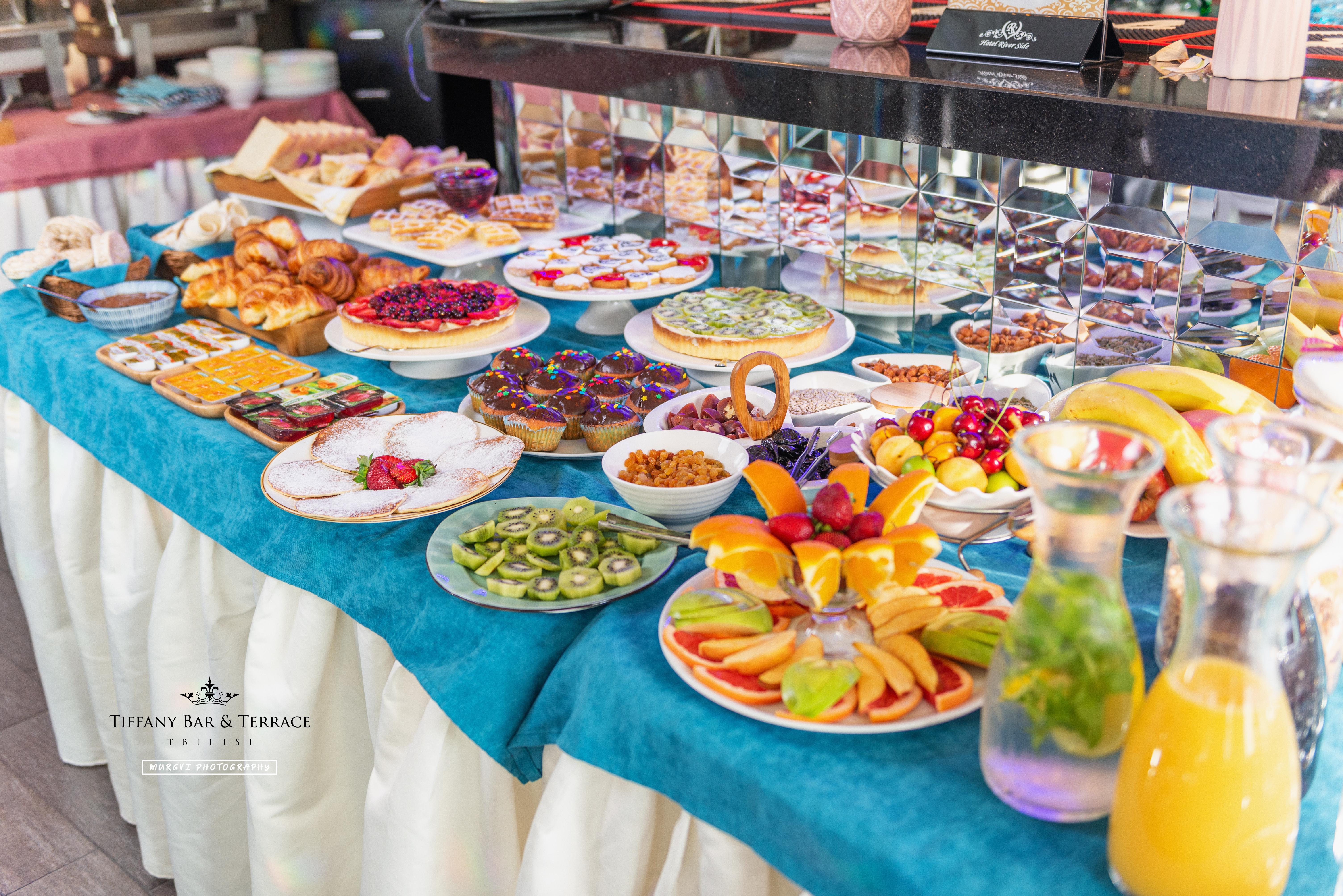 리버 사이드 호텔 츠빌리시 트빌리시 외부 사진 A buffet