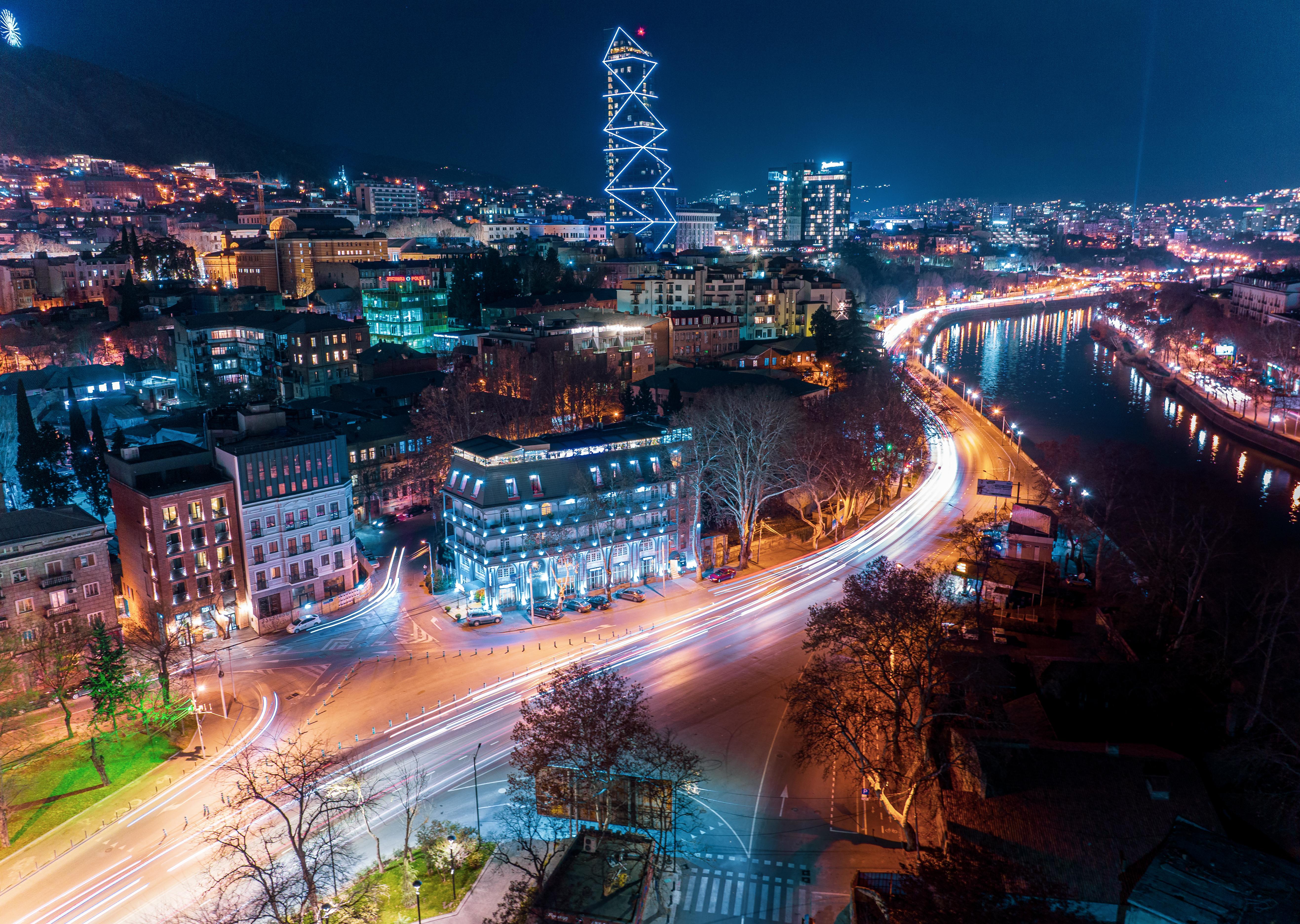 리버 사이드 호텔 츠빌리시 트빌리시 외부 사진 The tower at night