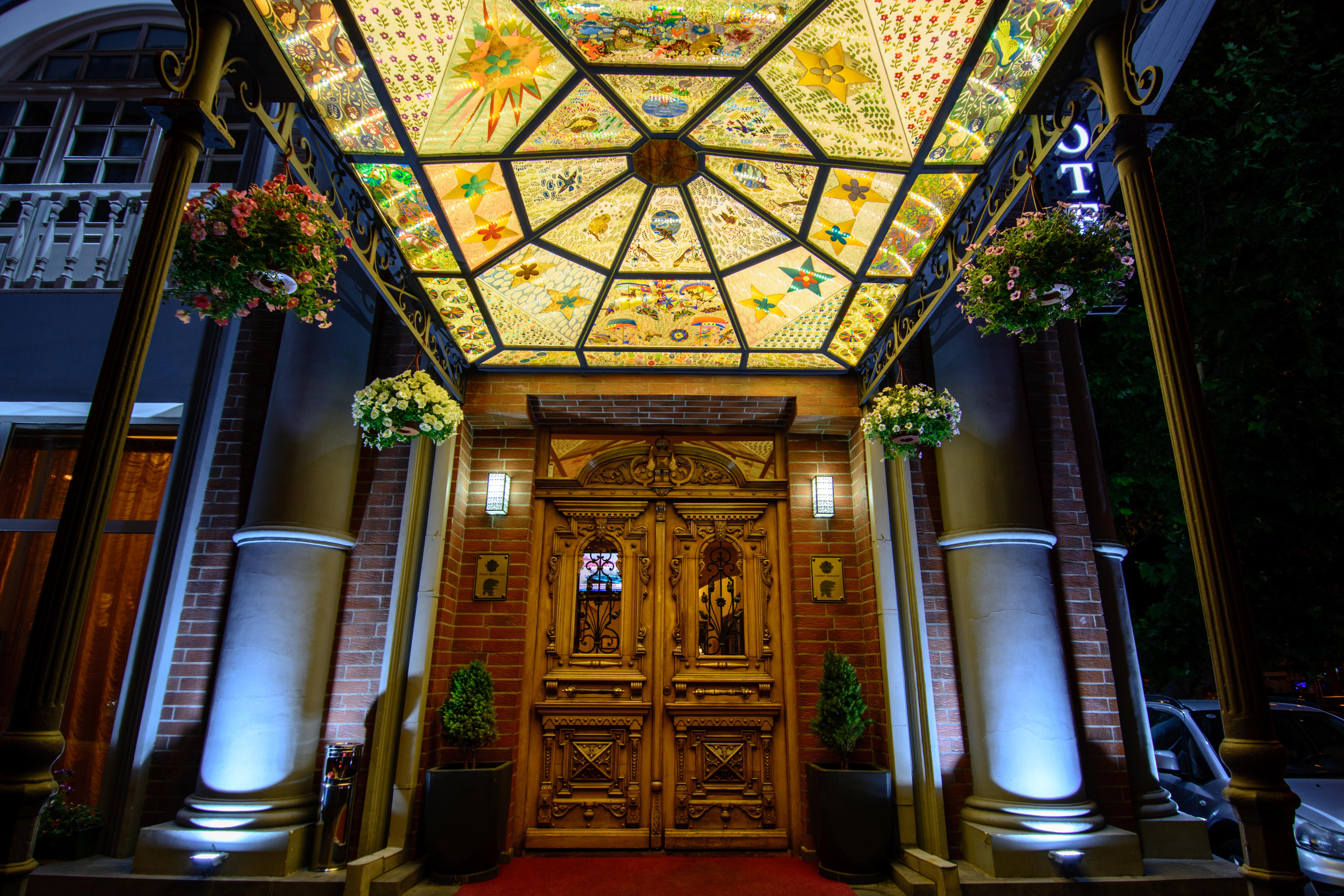 리버 사이드 호텔 츠빌리시 트빌리시 외부 사진 Entrance to the hotel