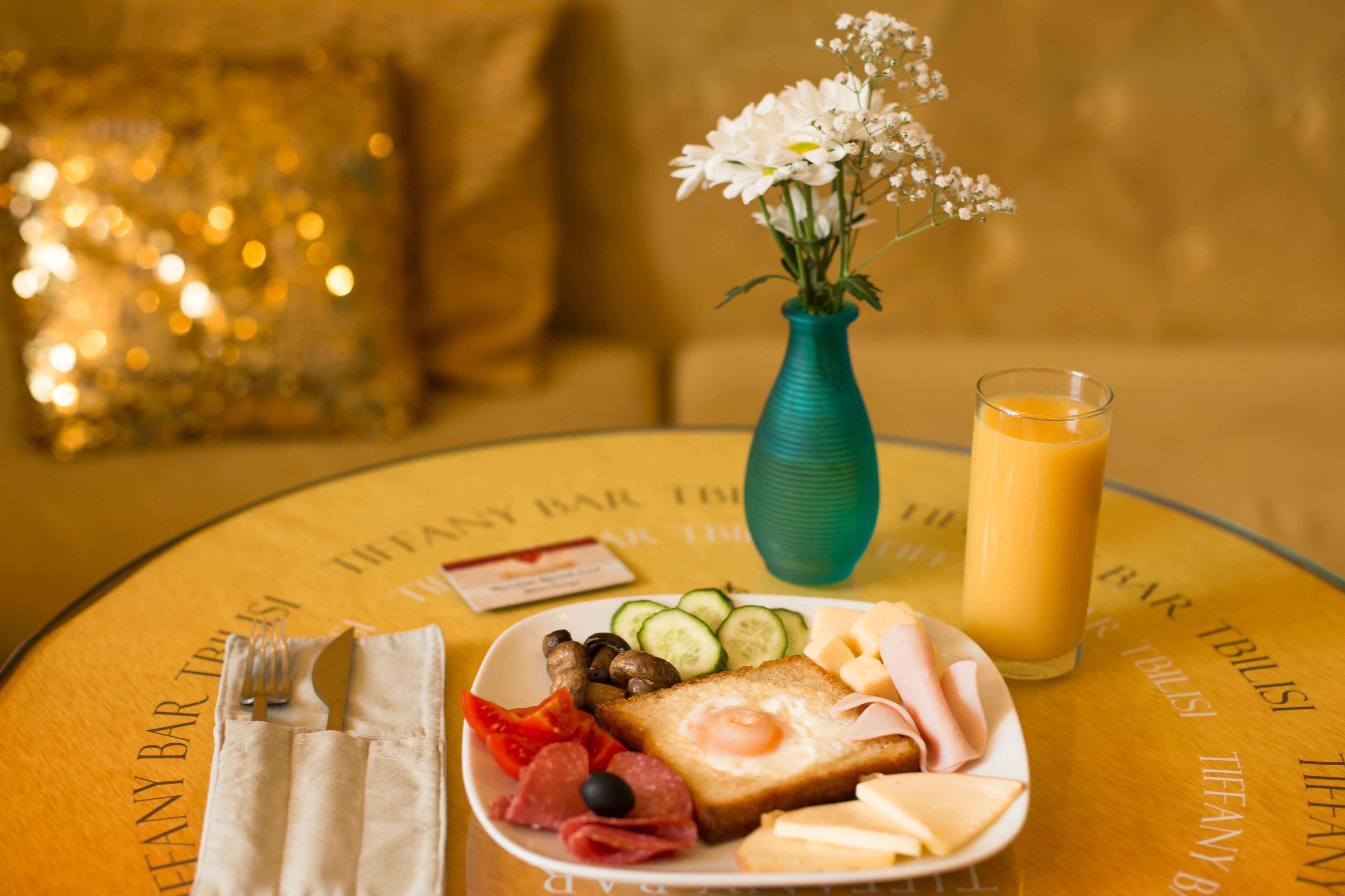 리버 사이드 호텔 츠빌리시 트빌리시 외부 사진 A typical breakfast
