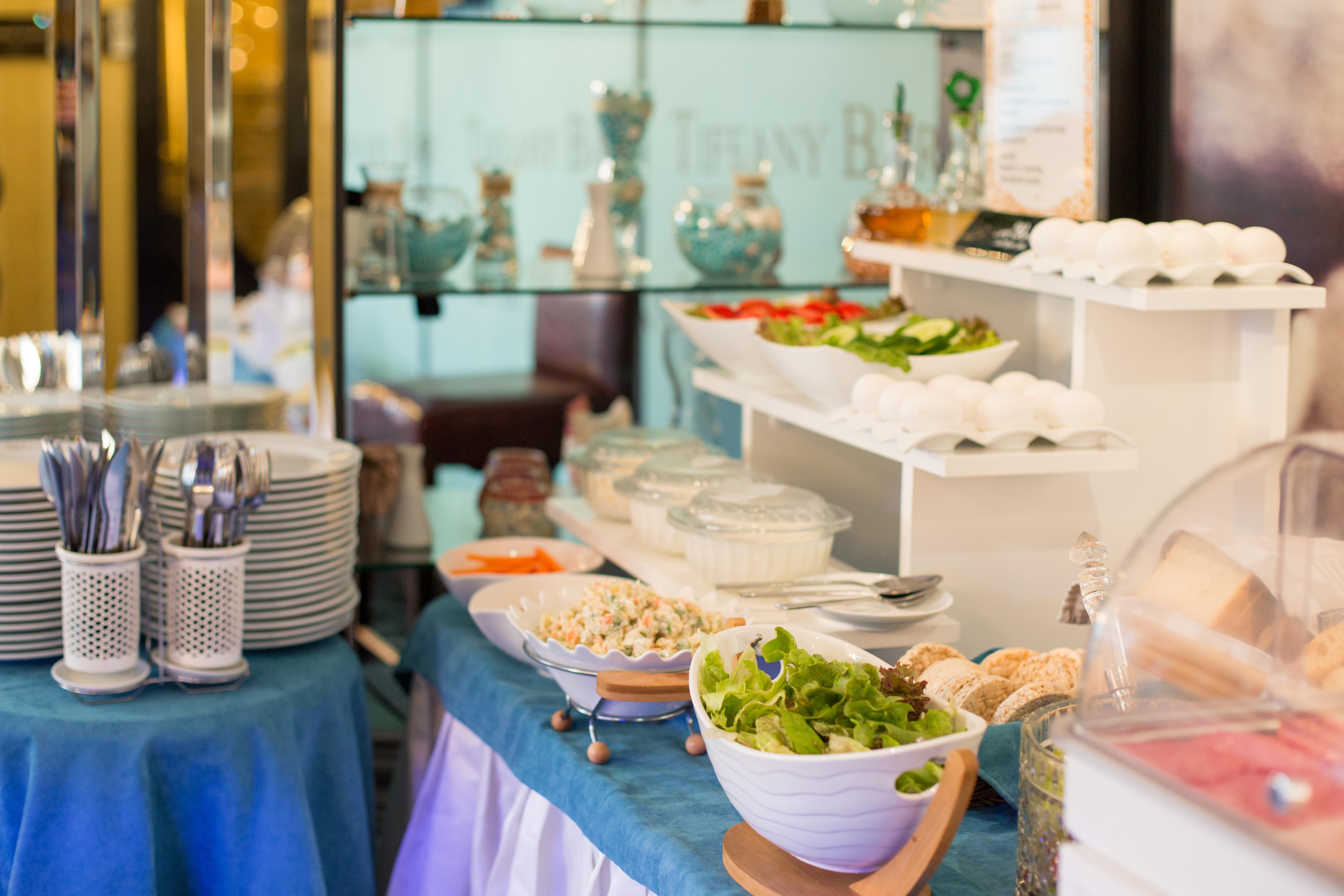리버 사이드 호텔 츠빌리시 트빌리시 외부 사진 A salad bar