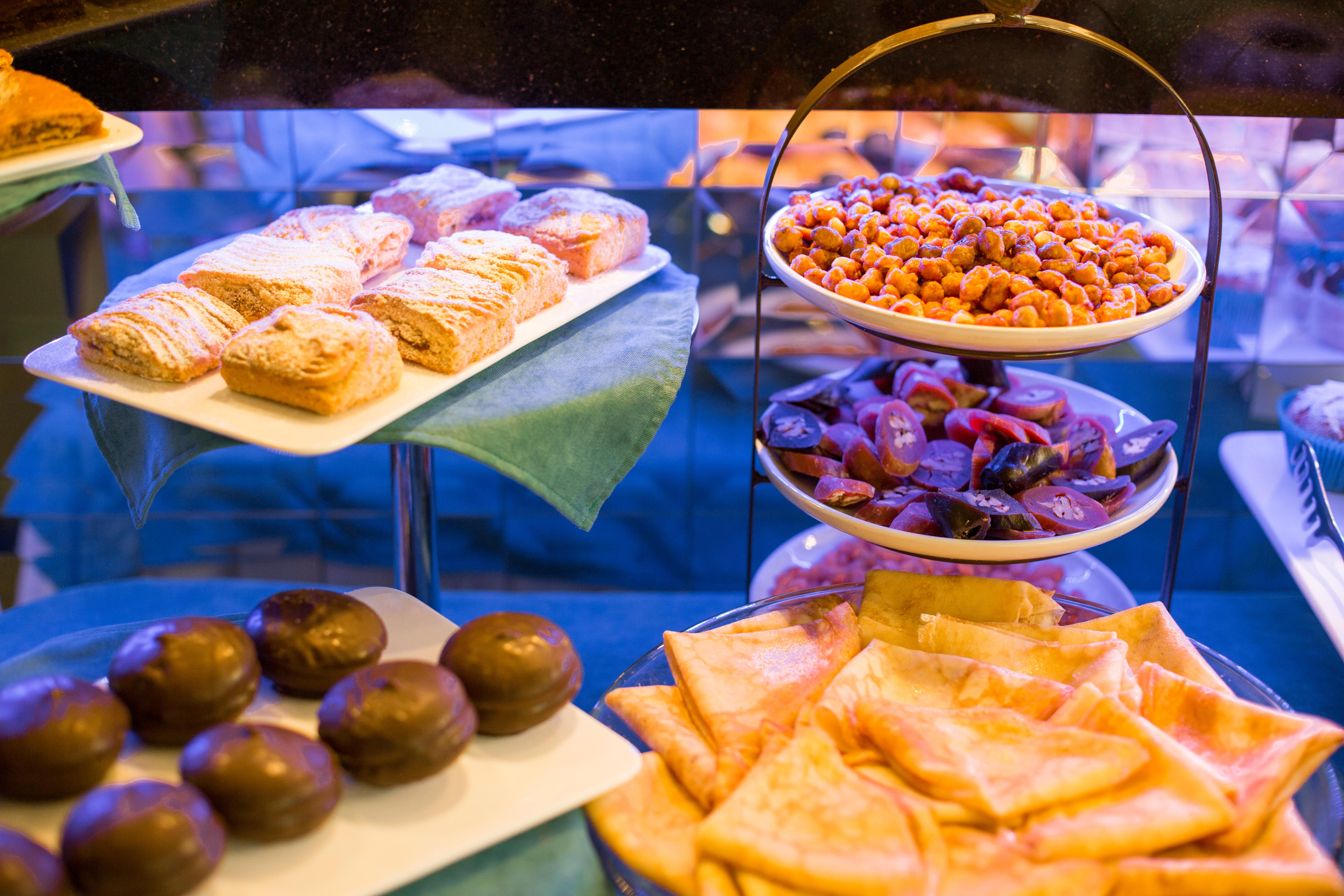 리버 사이드 호텔 츠빌리시 트빌리시 외부 사진 A display of pastries and other snacks at a bakery in Madrid, Spain