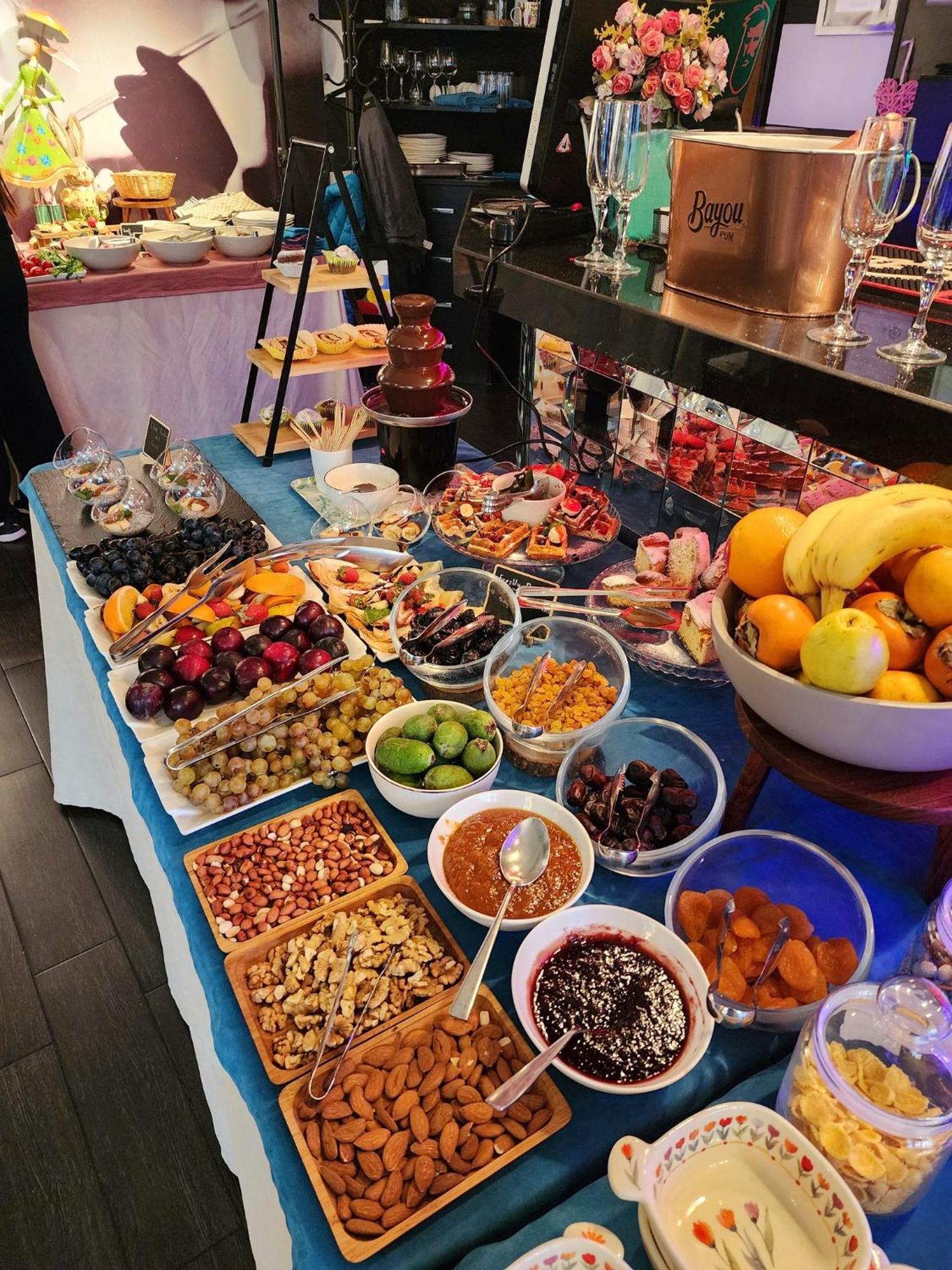 리버 사이드 호텔 츠빌리시 트빌리시 외부 사진 A fruit salad bar