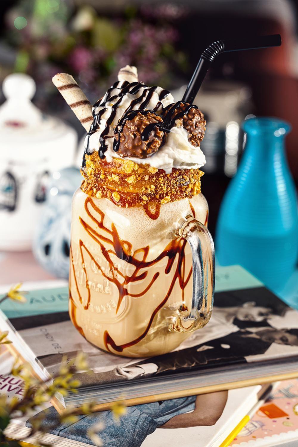 리버 사이드 호텔 츠빌리시 트빌리시 외부 사진 A peanut butter milkshake