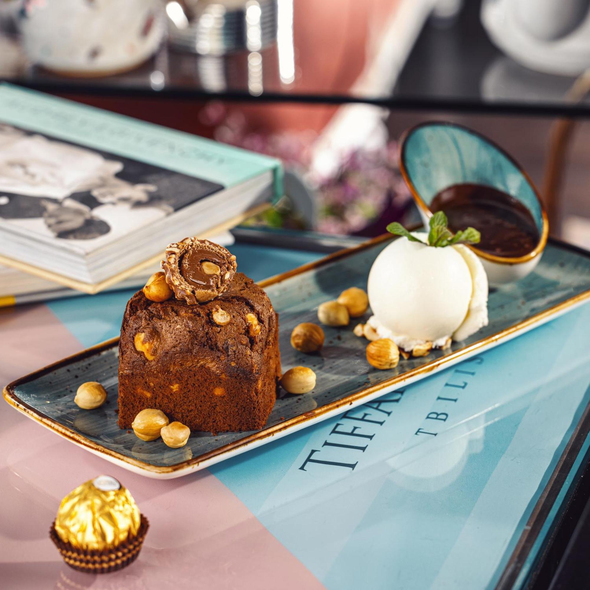 리버 사이드 호텔 츠빌리시 트빌리시 외부 사진 A dessert at Tiffany's